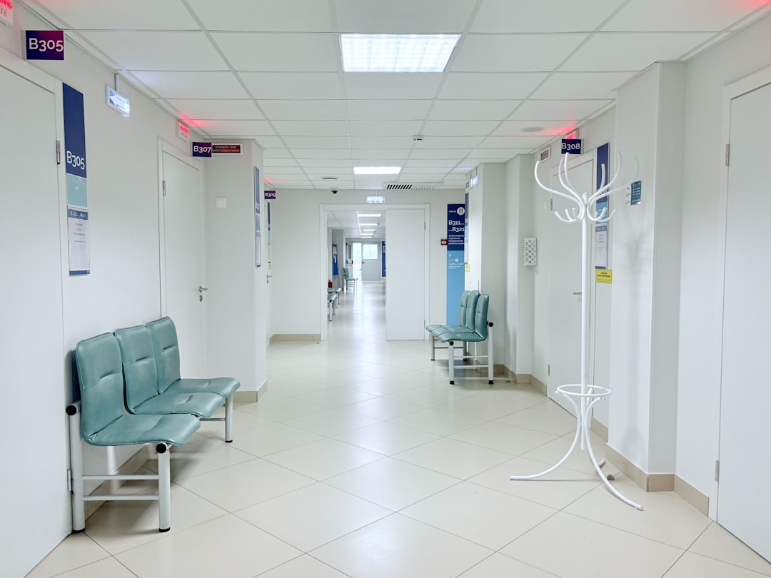 Hành lang bệnh viện Nhật Bản nơi người có bảo hiểm y tế đến khám chữa bệnh